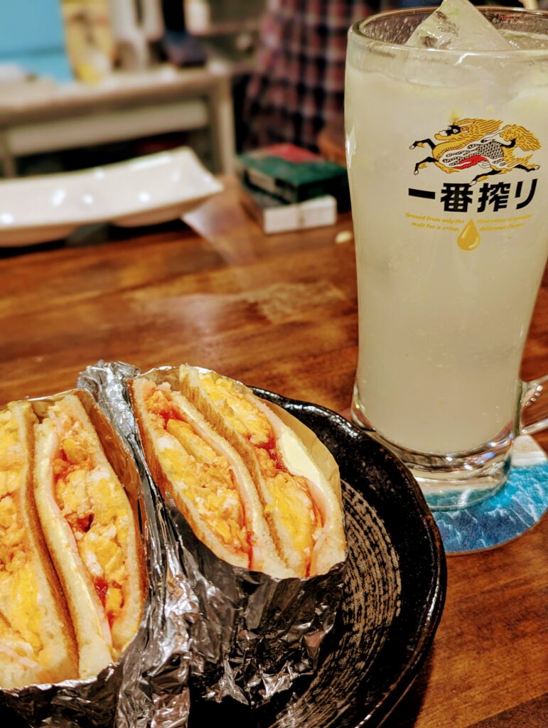 ホットサンドと日向夏ジントニックの写真